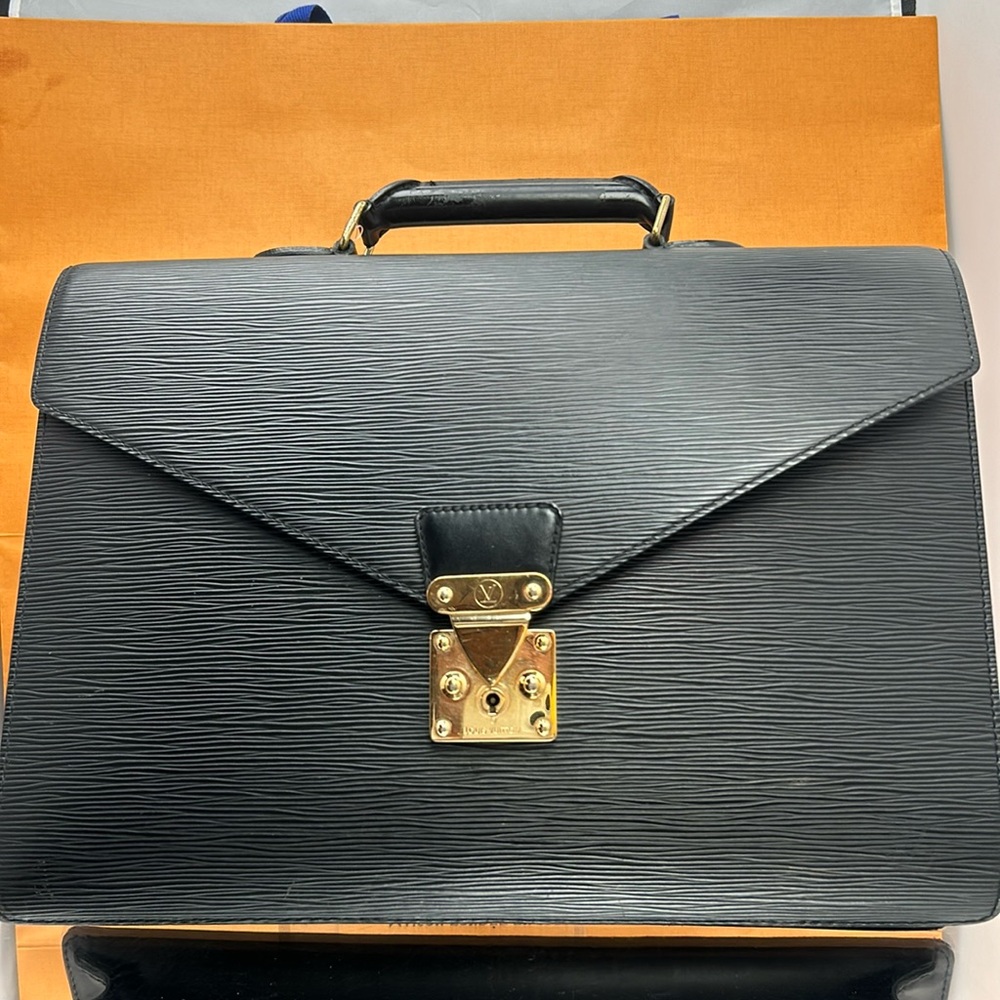 Authentic Louis Vuitton Serviette Couseiller  Epi